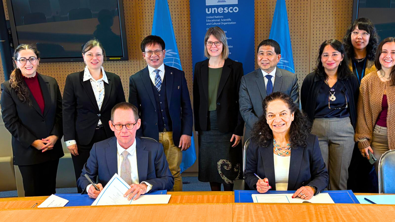 Photo: Martin Milton, Director of the BIPM, and Lidia Brito, Assistant Director-General for Natural Sciences at UNESCO, signing the renewed MoU. ©BIPM
